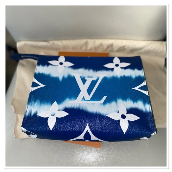 💙🦋 Louis Vuitton Limited Edition Summer Escale Toiletry 26 - Picture 5 of 11